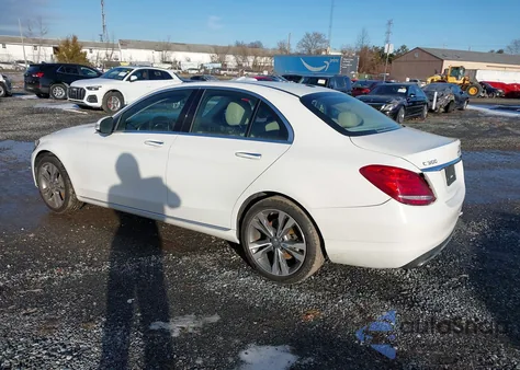 2015 Mercedes-Benz C 300 4Matic z USA, uszkodzony, nr VIN 55SWF4KB9FU036356